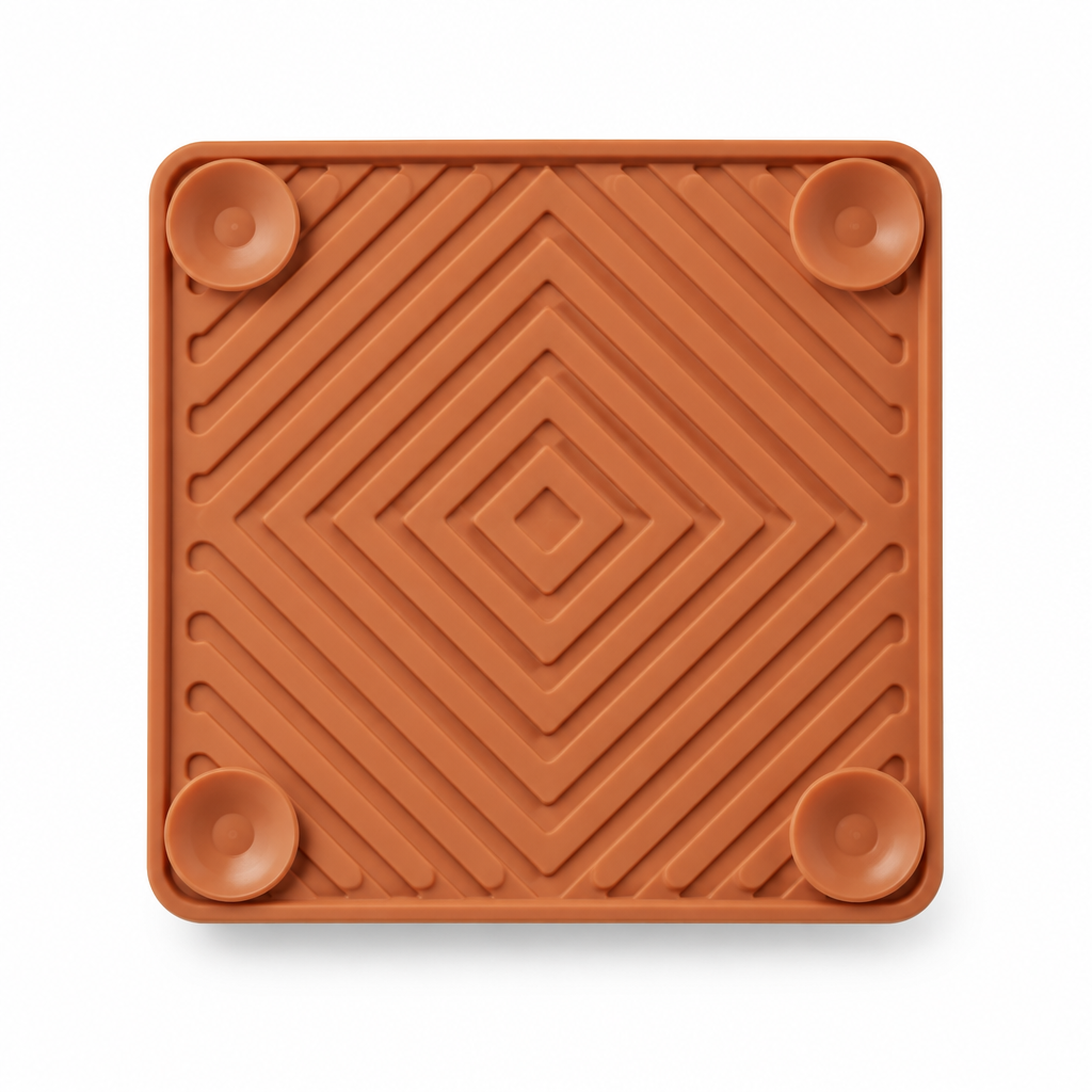 Tapete de lamber terracota com ranhuras e ventosas sobre fundo branco